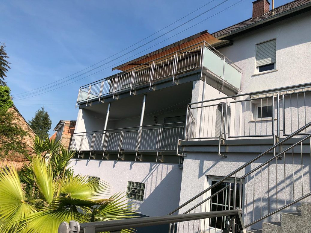 Außentreppe aus Stahl an einem Mehrfamilienhaus