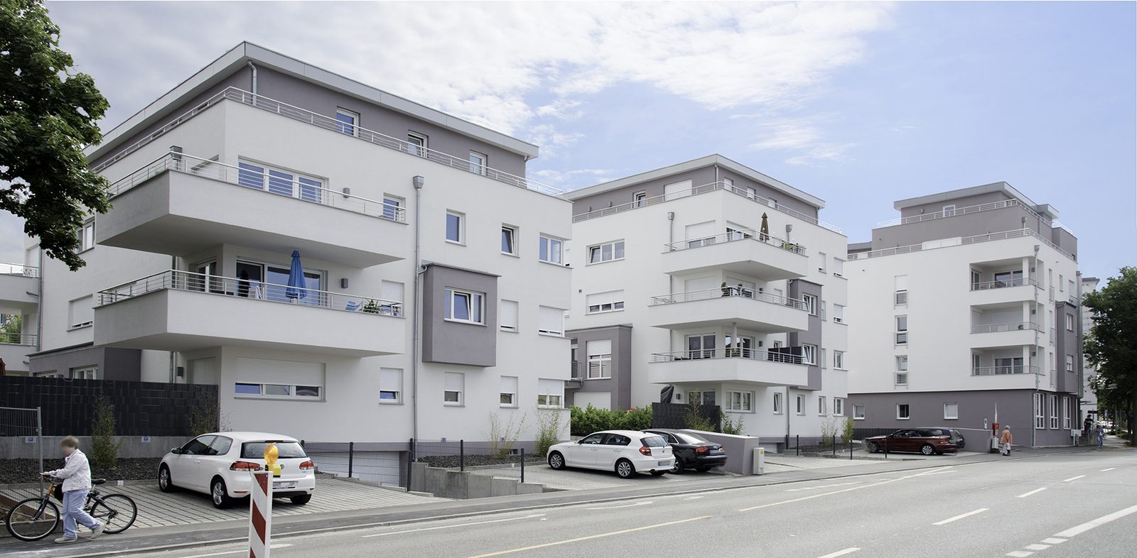 Nachträglich angebaute Balkone an einem Mehrfamilienhaus