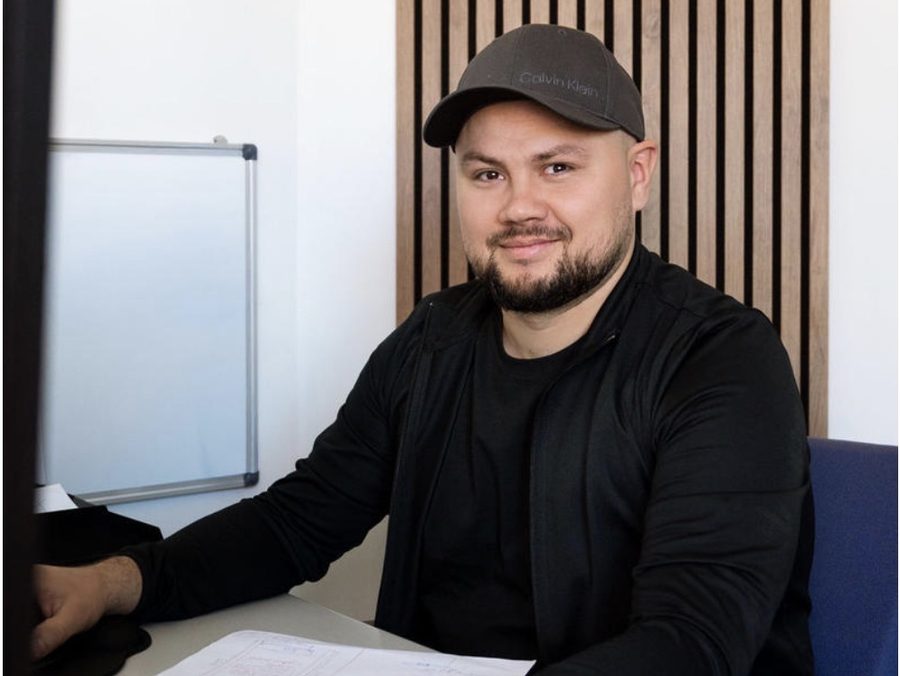 Mitarbeiter von AN Metallbau am Arbeitsplatz mit einer technischen Zeichnung