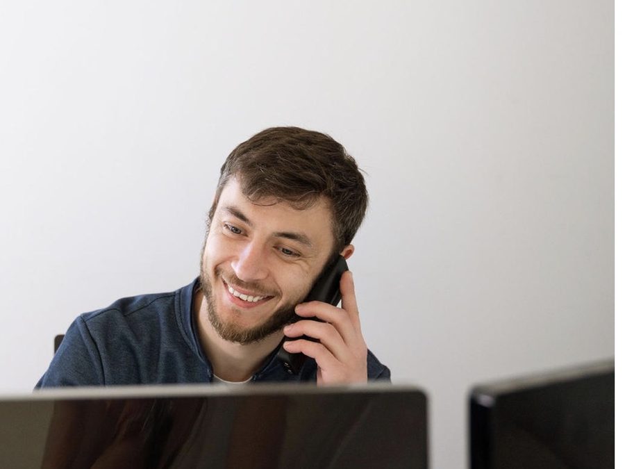 Mitarbeiter von AN Metallbau im Büro am Telefon