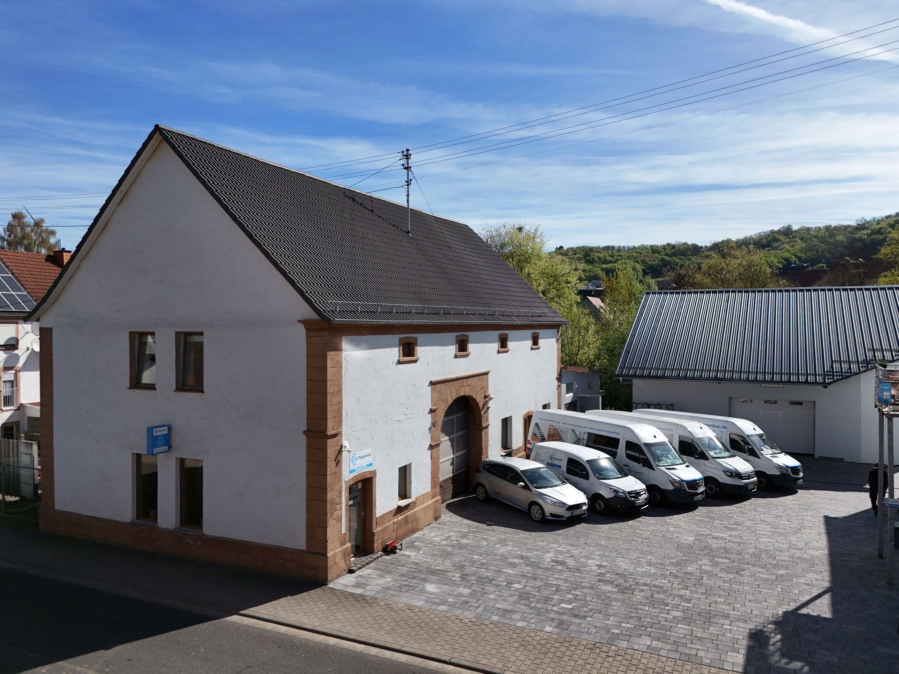 Betriebsgebäude von AN Metallbau in der Hauptstraße 132 in Herschweiler-Pettersheim mit Montagefahrzeugen