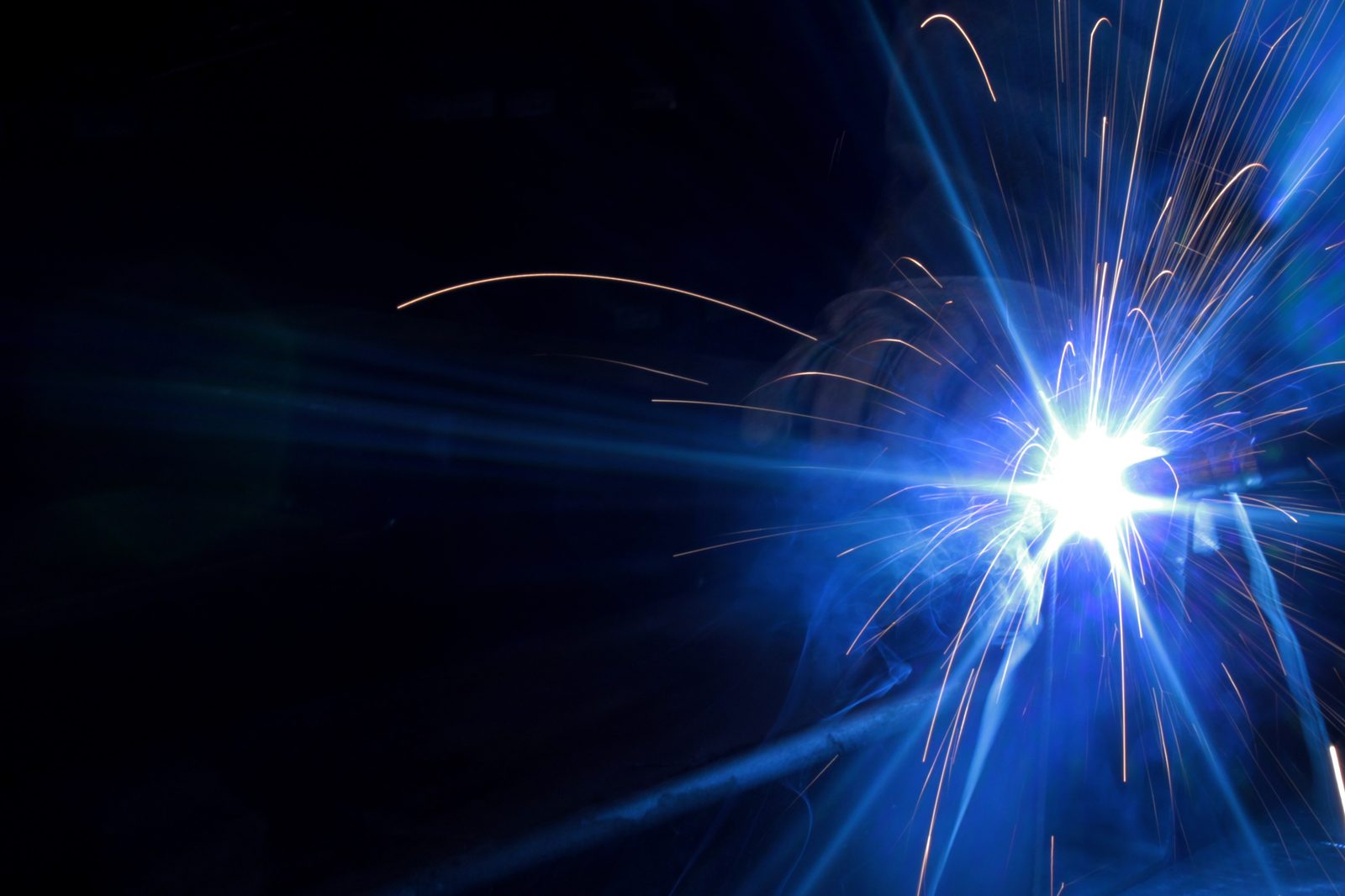Schweißarbeit in der Metallbauwerkstatt von AN Metallbau