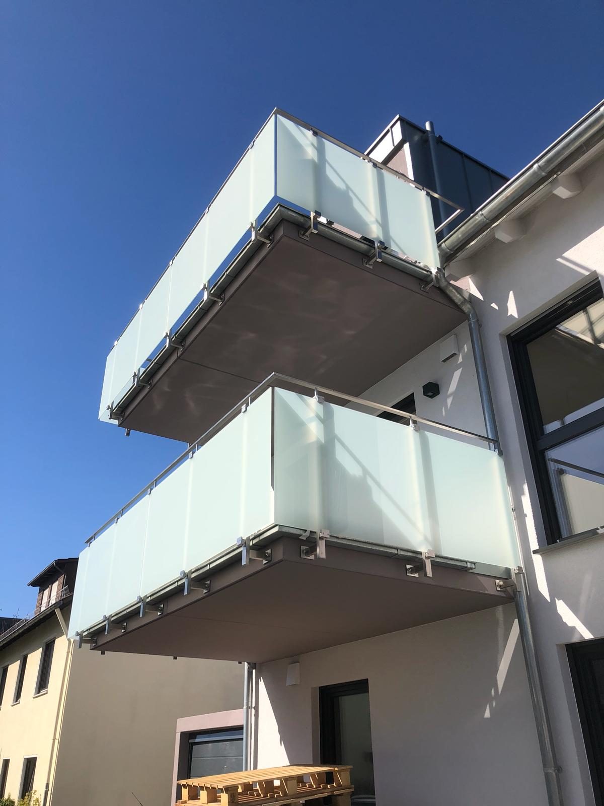 Anbaubalkon mit Glas – Referenz von AN Metallbau