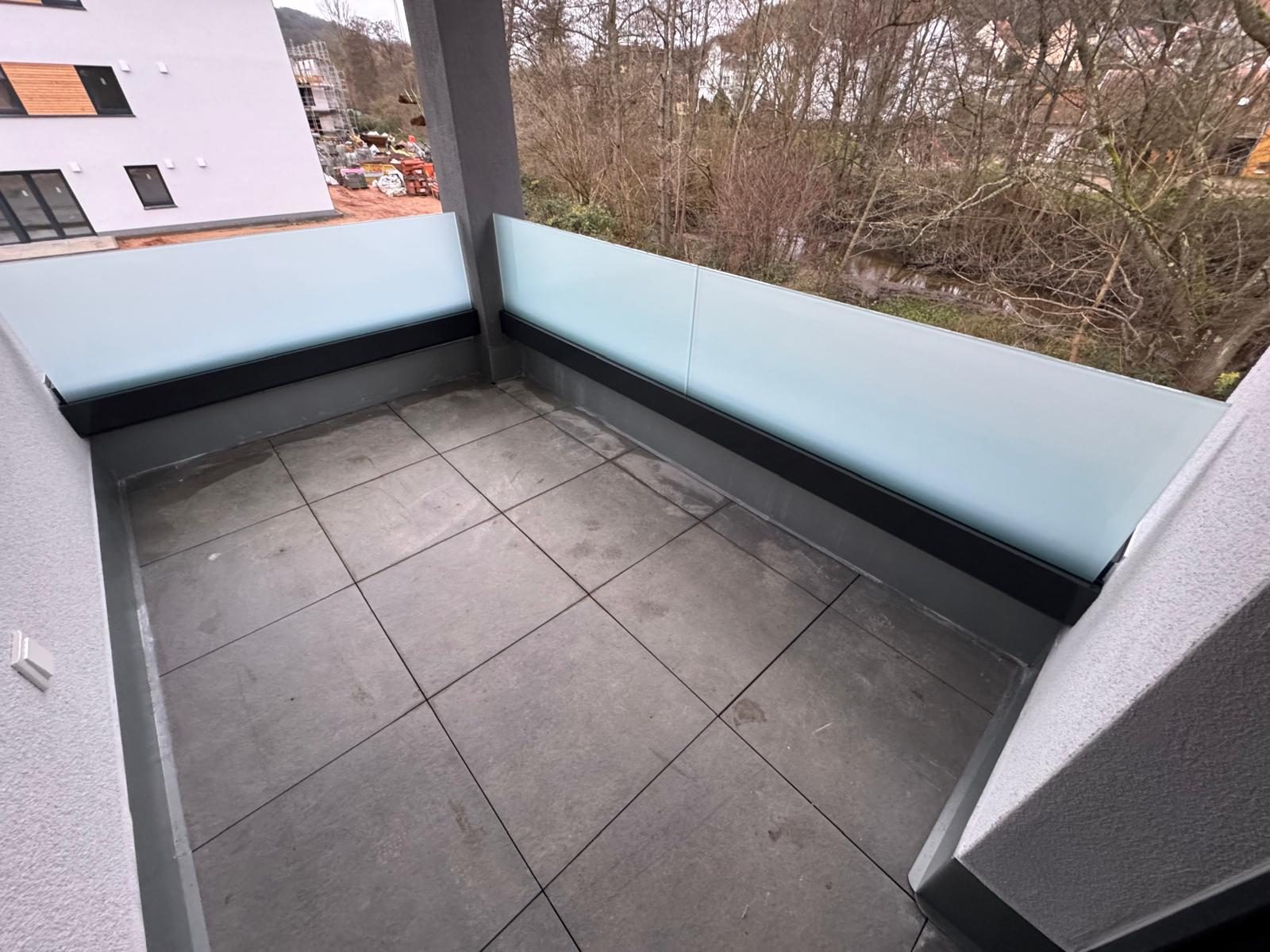Terrasse mit Glasgeländer – Referenz von AN Metallbau