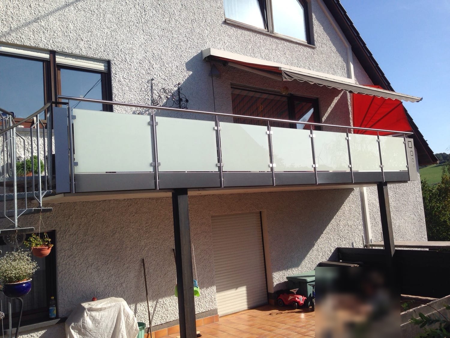 Anbaubalkon aus Stahl mit Glasgeländer am Randrahmen