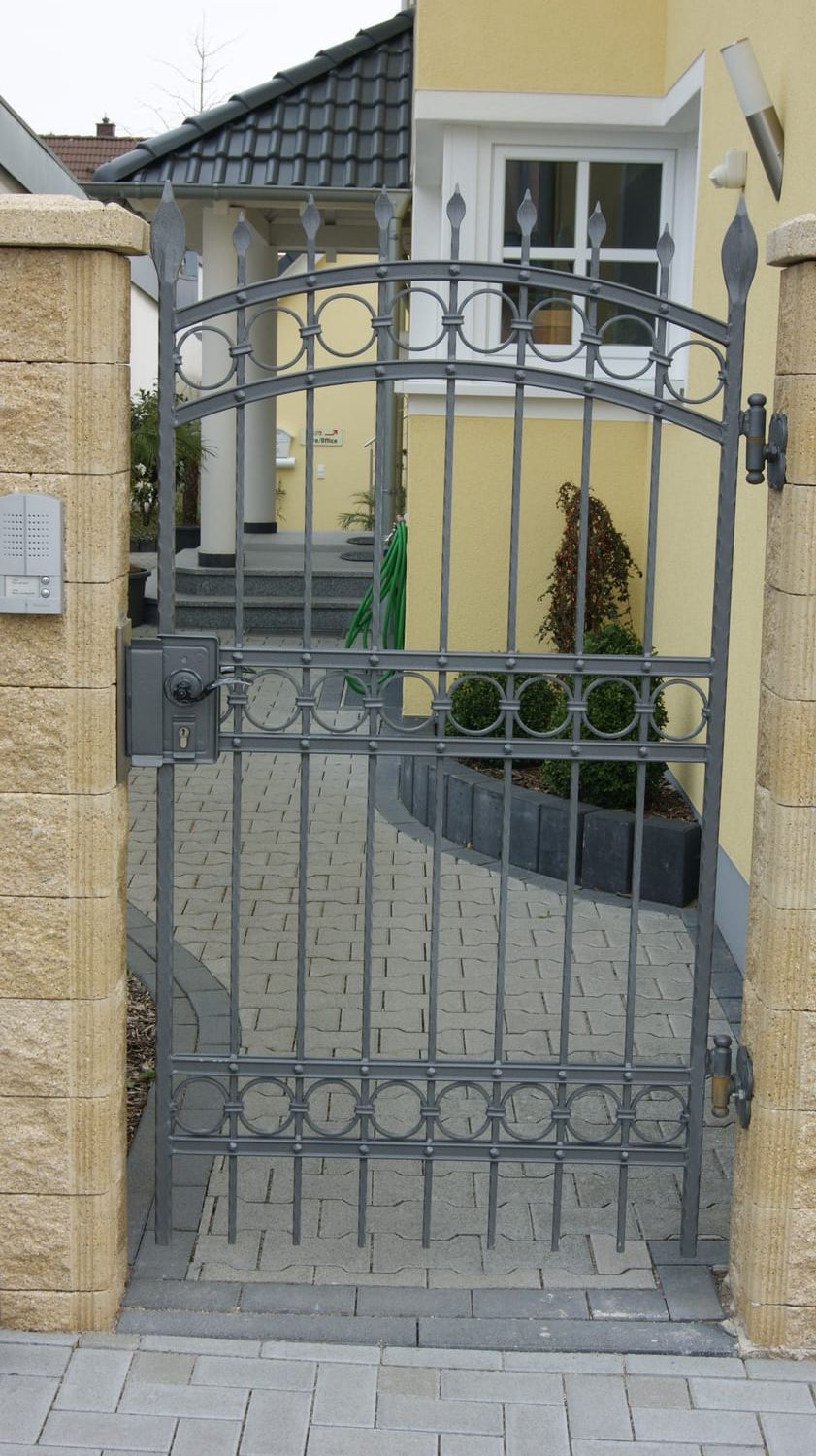 Gartentor aus Stahl in Grau mit senkrechten Stäben und Ringornamenten – Referenz 132 – AN Metallbau