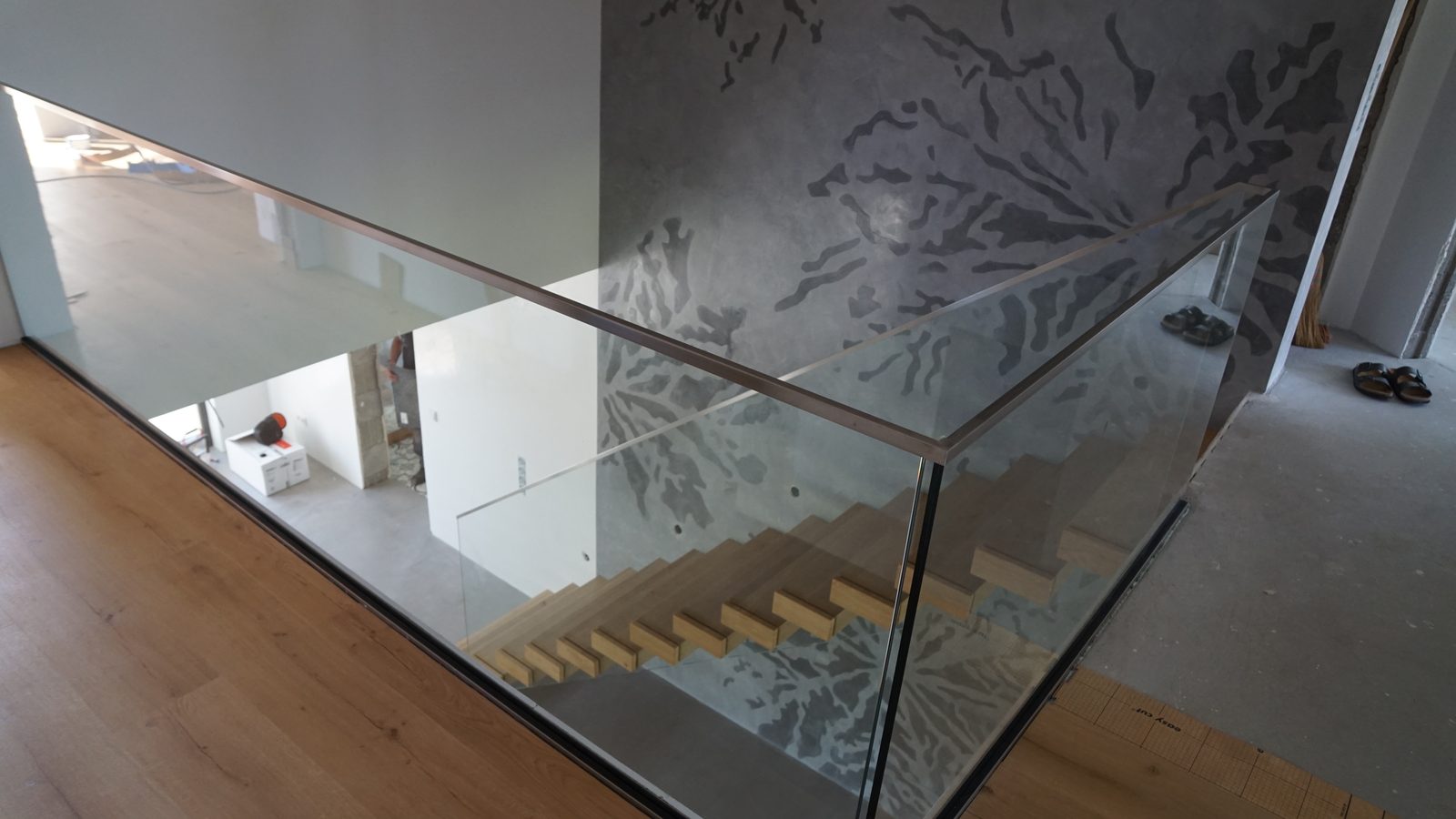 Glasgeländer auf der Galerie-Brüstung – AN Metallbau GmbH