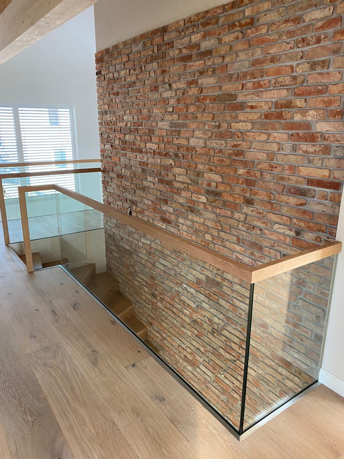 Glasgeländer vor einer Natursteinwand – AN Metallbau GmbH
