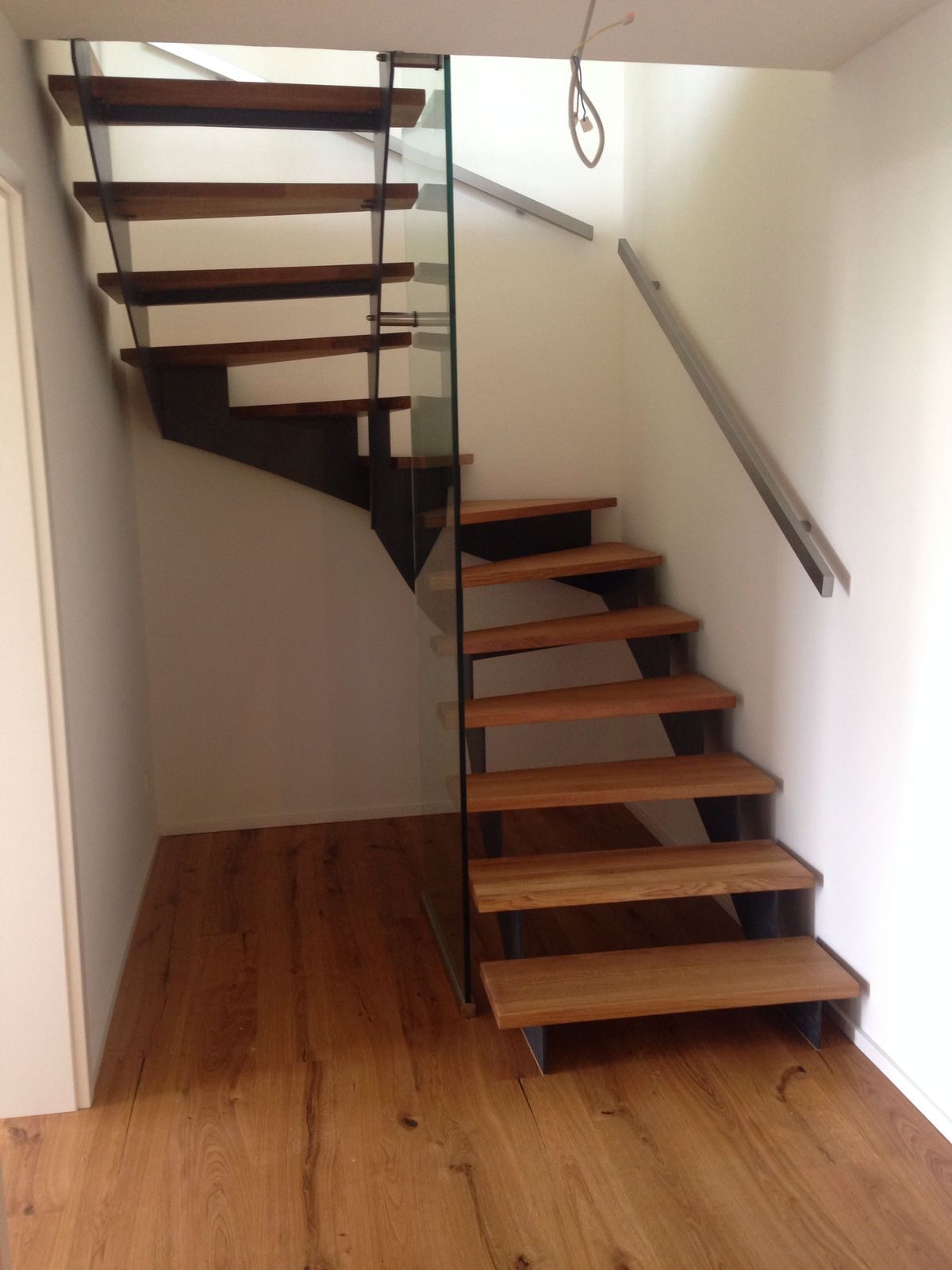 Freitragende Innentreppe (Kragarmtreppe) mit Holzstufen – AN Metallbau GmbH