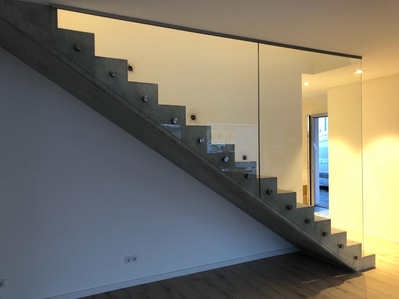 Freitragende Innentreppe mit Holzstufen und Glasgeländer – AN Metallbau GmbH