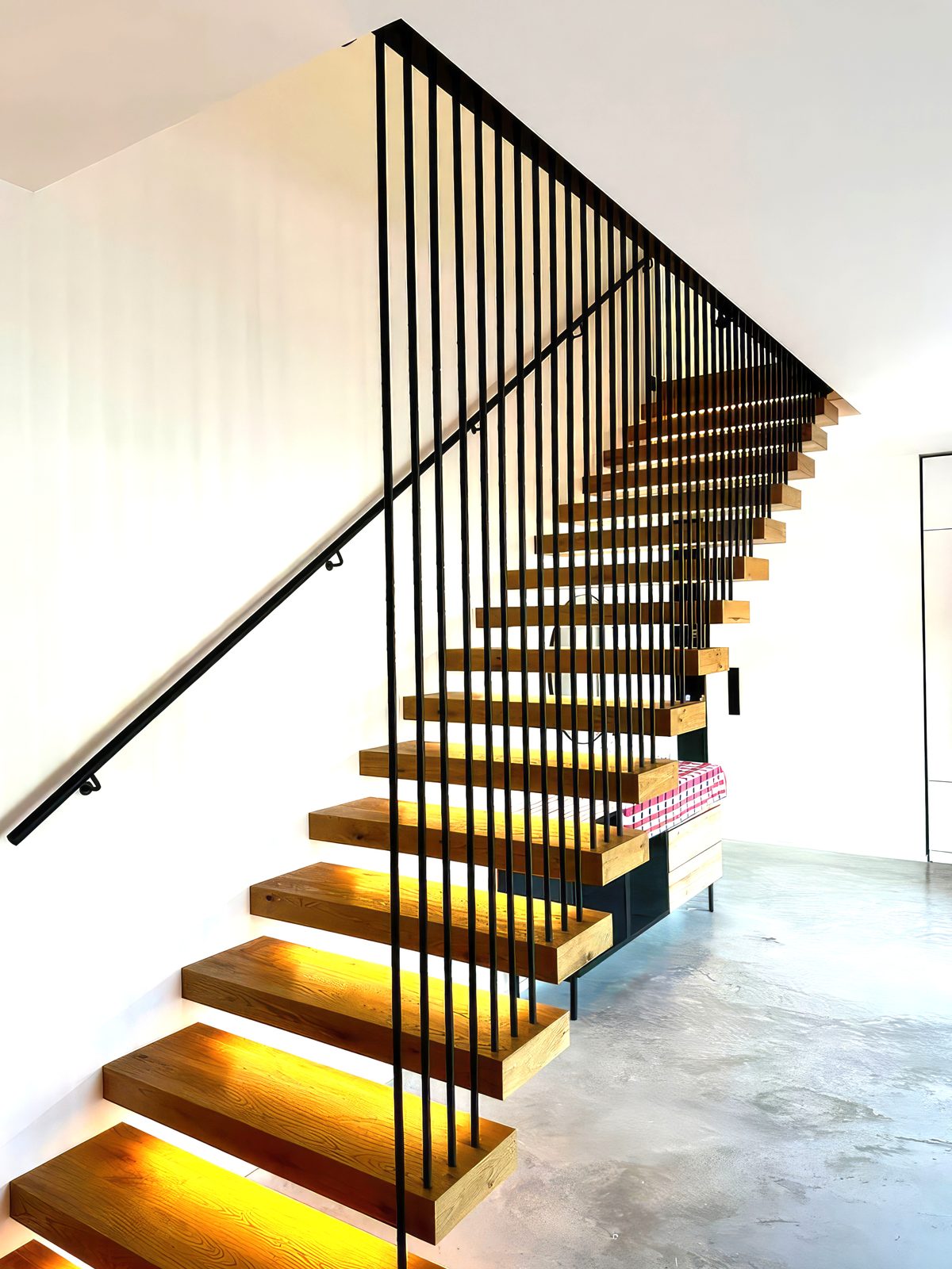 Innentreppe mit Holzstufen und indirekter LED-Beleuchtung – AN Metallbau GmbH