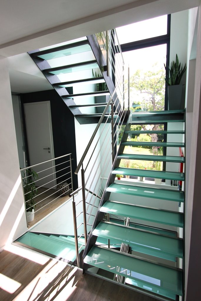 Innentreppe mit Glasstufen und Edelstahlgeländer – AN Metallbau GmbH