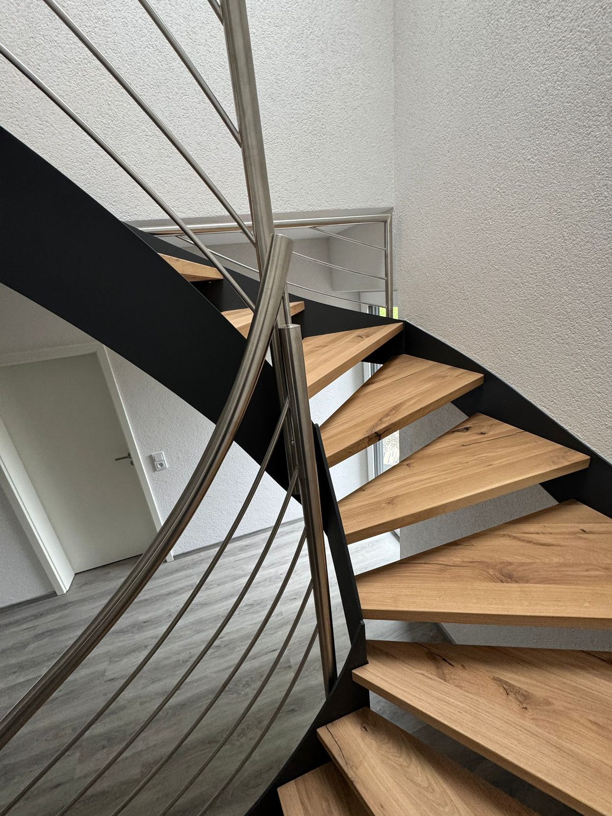 Offene Stahltreppe mit Holzstufen – AN Metallbau GmbH