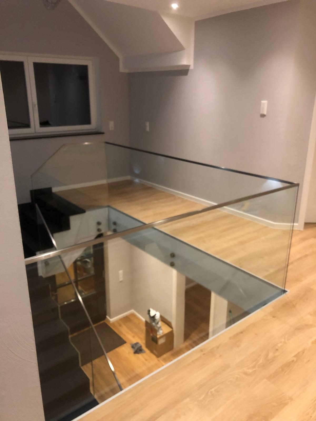 Freitragende Holztreppe mit Glasgeländer – AN Metallbau GmbH
