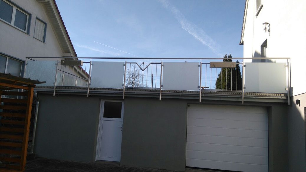 Terrassengeländer aus Edelstahl mit Glasfüllung