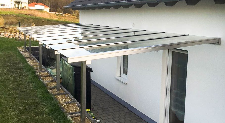 Moderne Terrassenüberdachung mit Glasdach und schlanken Metallprofilen
