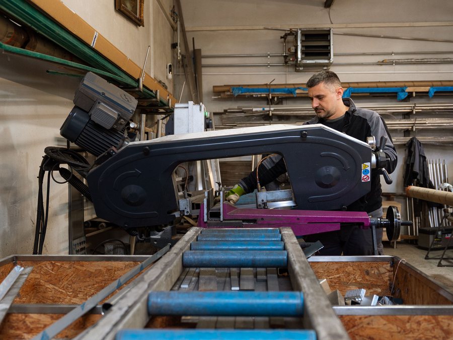 Zuschnitt von Stahlprofilen an der Metallbandsäge