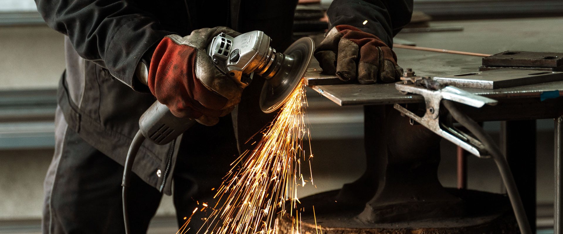 Nacharbeit an einem Stahlteil mit dem Winkelschleifer in der Werkstatt von AN Metallbau