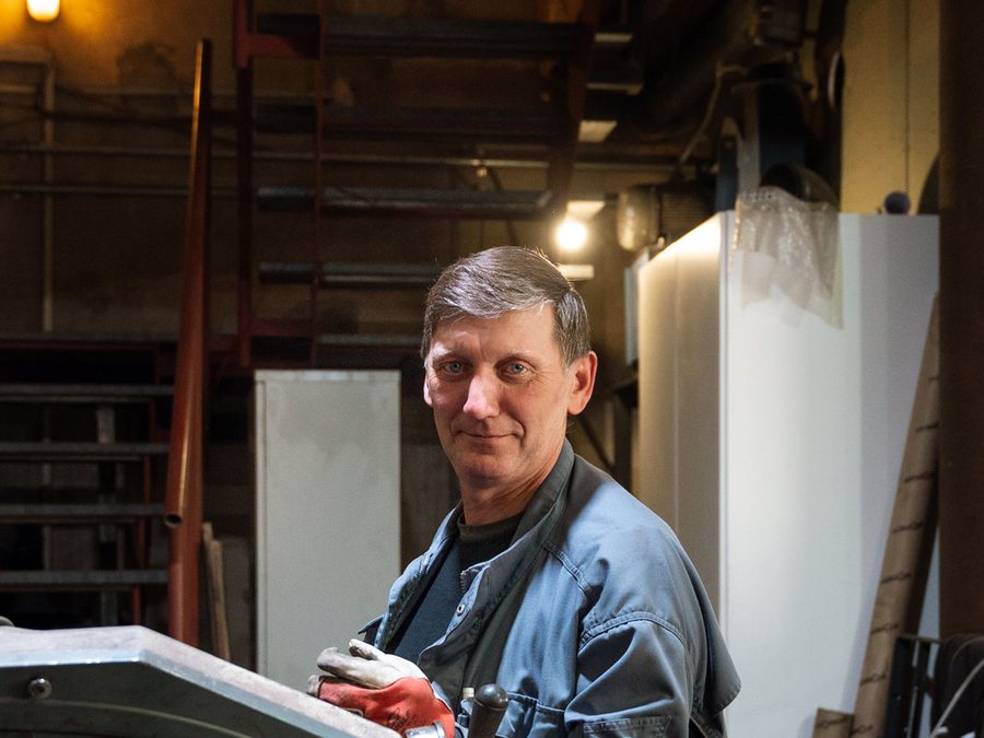 Mitarbeiter von AN Metallbau an einer Maschine in der Werkstatt