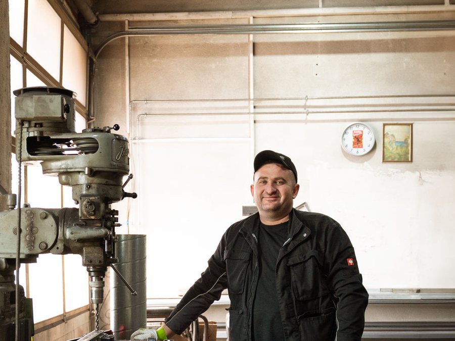 Mitarbeiter von AN Metallbau an der Ständerbohrmaschine